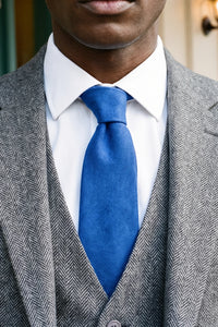 Gravata masculina azul royal com acabamento em camurça.