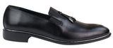 Sapatos masculinos slip-on com borlas e detalhes em metal.