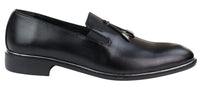 Sapatos masculinos slip-on com borlas e detalhes em metal.