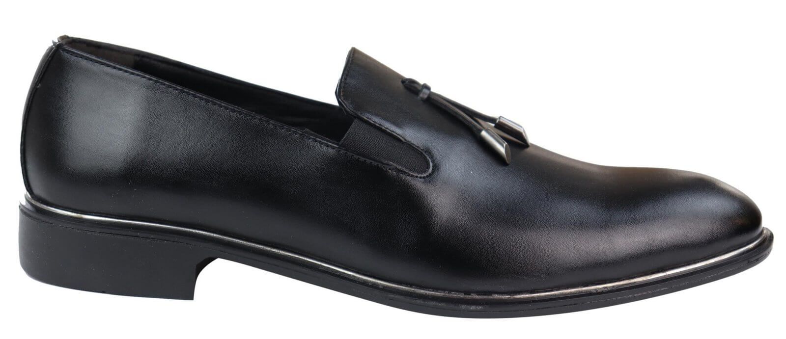 Sapatos masculinos slip-on com borlas e detalhes em metal.