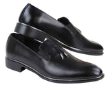 Sapatos masculinos slip-on com borlas e detalhes em metal.