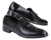 Sapatos masculinos slip-on com borlas e detalhes em metal.