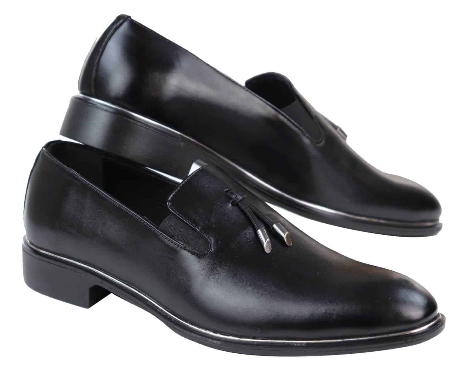 Sapatos masculinos slip-on com borlas e detalhes em metal.