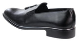 Sapatos masculinos slip-on com borlas e detalhes em metal.