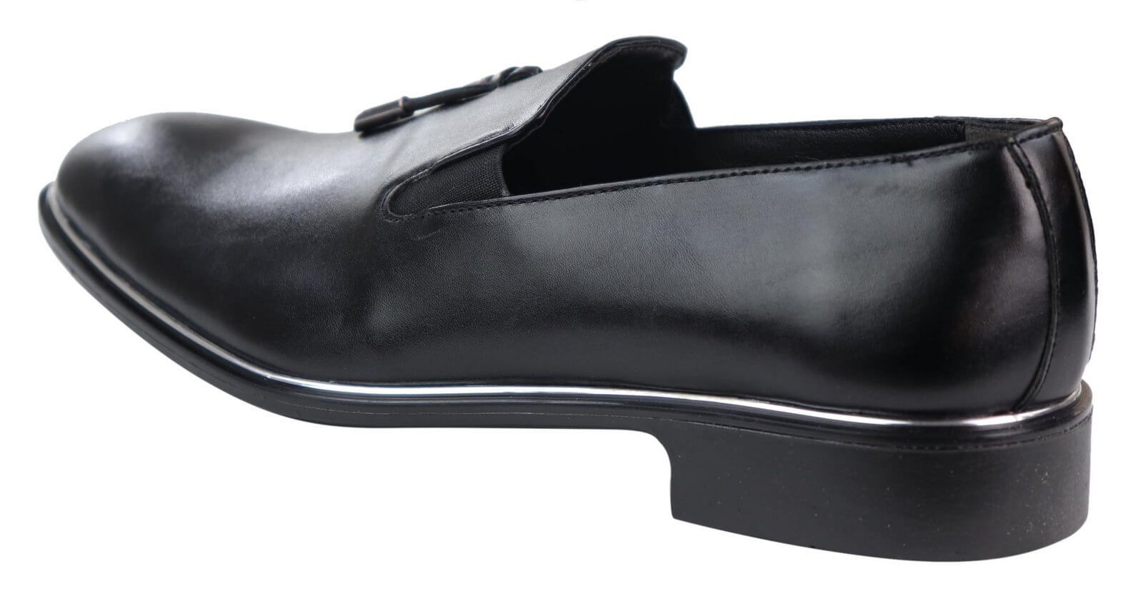 Sapatos masculinos slip-on com borlas e detalhes em metal.