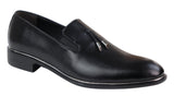 Sapatos masculinos slip-on com borlas e detalhes em metal.