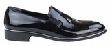 Sapatos masculinos slip-on com borlas e detalhes em metal.