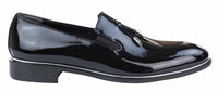 Sapatos masculinos slip-on com borlas e detalhes em metal.