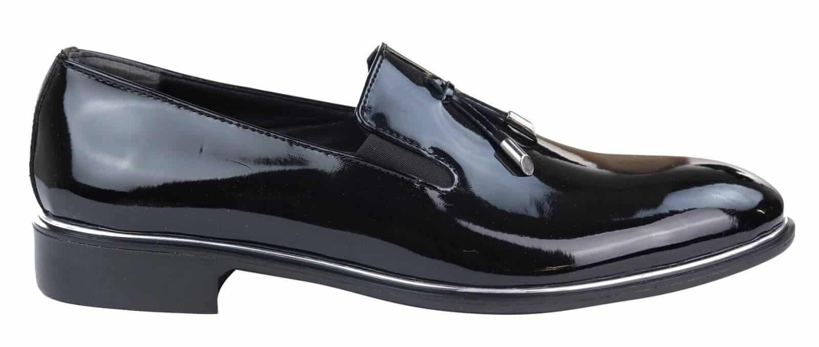 Sapatos masculinos slip-on com borlas e detalhes em metal.