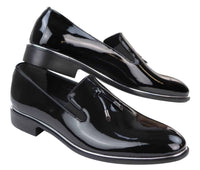 Sapatos masculinos slip-on com borlas e detalhes em metal.