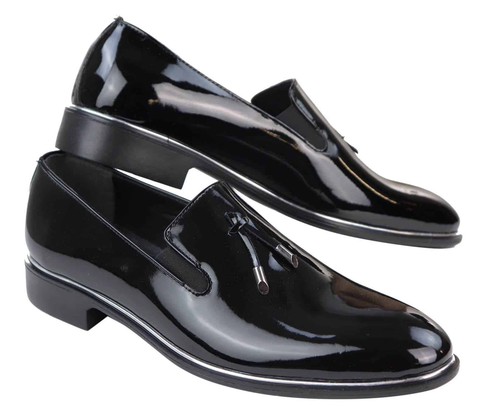 Sapatos masculinos slip-on com borlas e detalhes em metal.