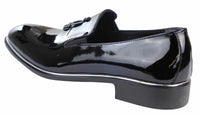 Sapatos masculinos slip-on com borlas e detalhes em metal.
