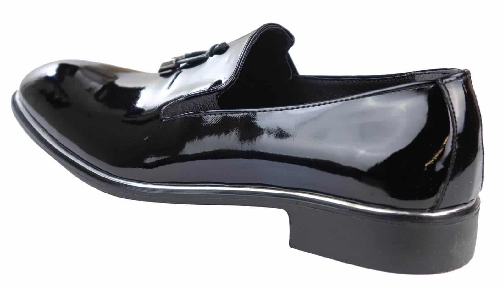 Sapatos masculinos slip-on com borlas e detalhes em metal.