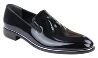 Sapatos masculinos slip-on com borlas e detalhes em metal.