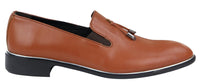 Sapatos masculinos slip-on com borlas e detalhes em metal.