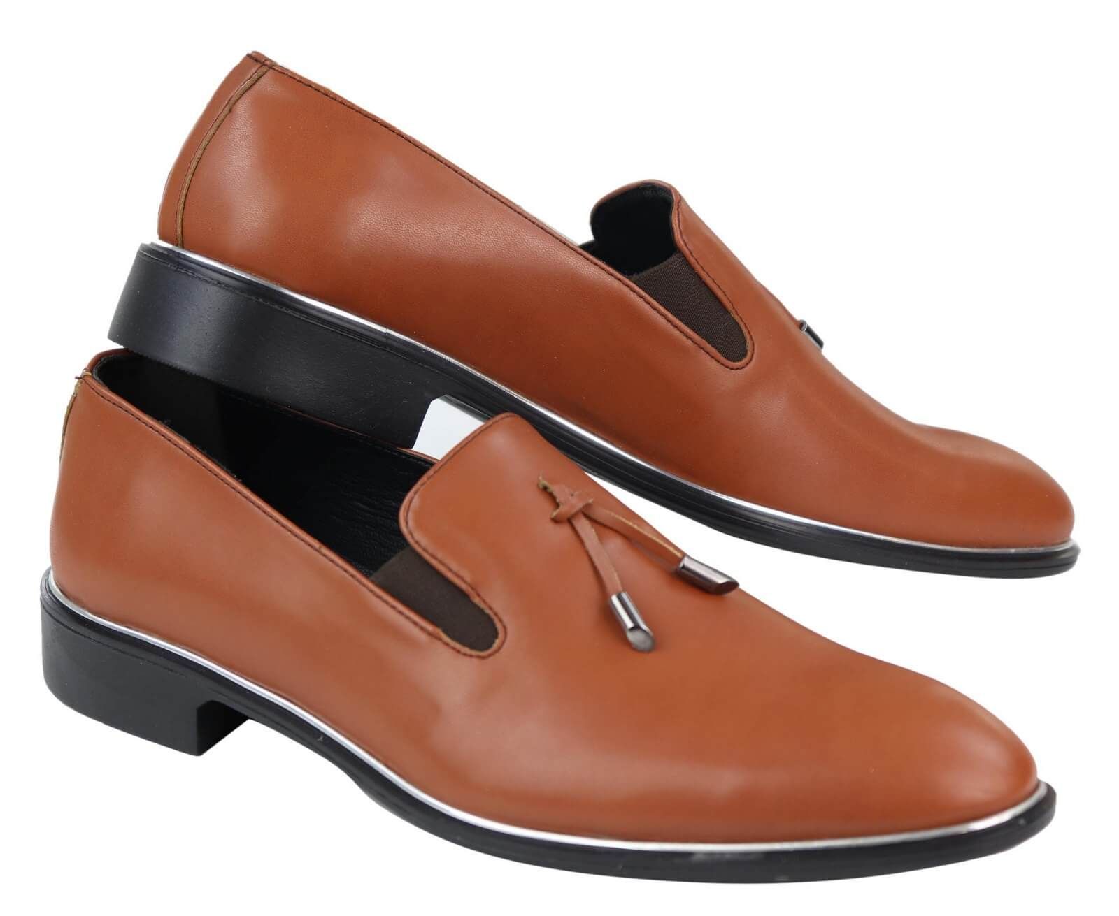 Sapatos masculinos slip-on com borlas e detalhes em metal.