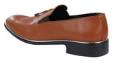 Sapatos masculinos slip-on com borlas e detalhes em metal.