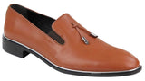 Sapatos masculinos slip-on com borlas e detalhes em metal.
