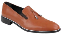 Sapatos masculinos slip-on com borlas e detalhes em metal.