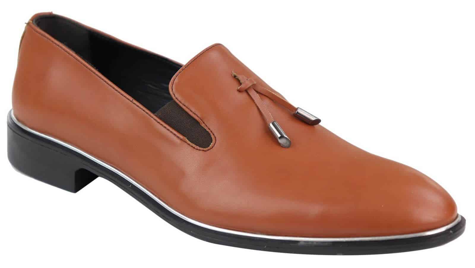Sapatos masculinos slip-on com borlas e detalhes em metal.
