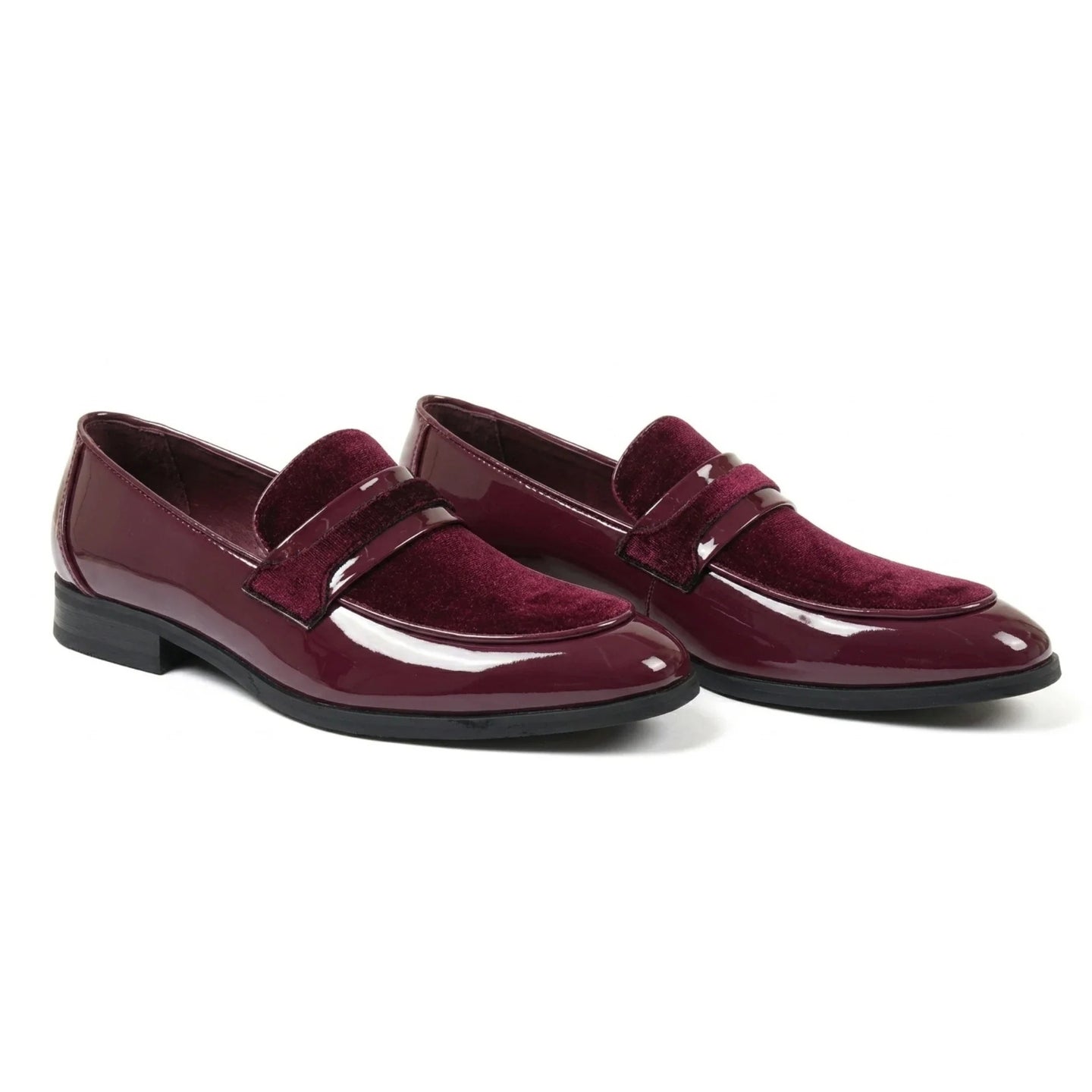 Mocassins masculinos de couro vegano com detalhes em veludo e acabamento envernizado.