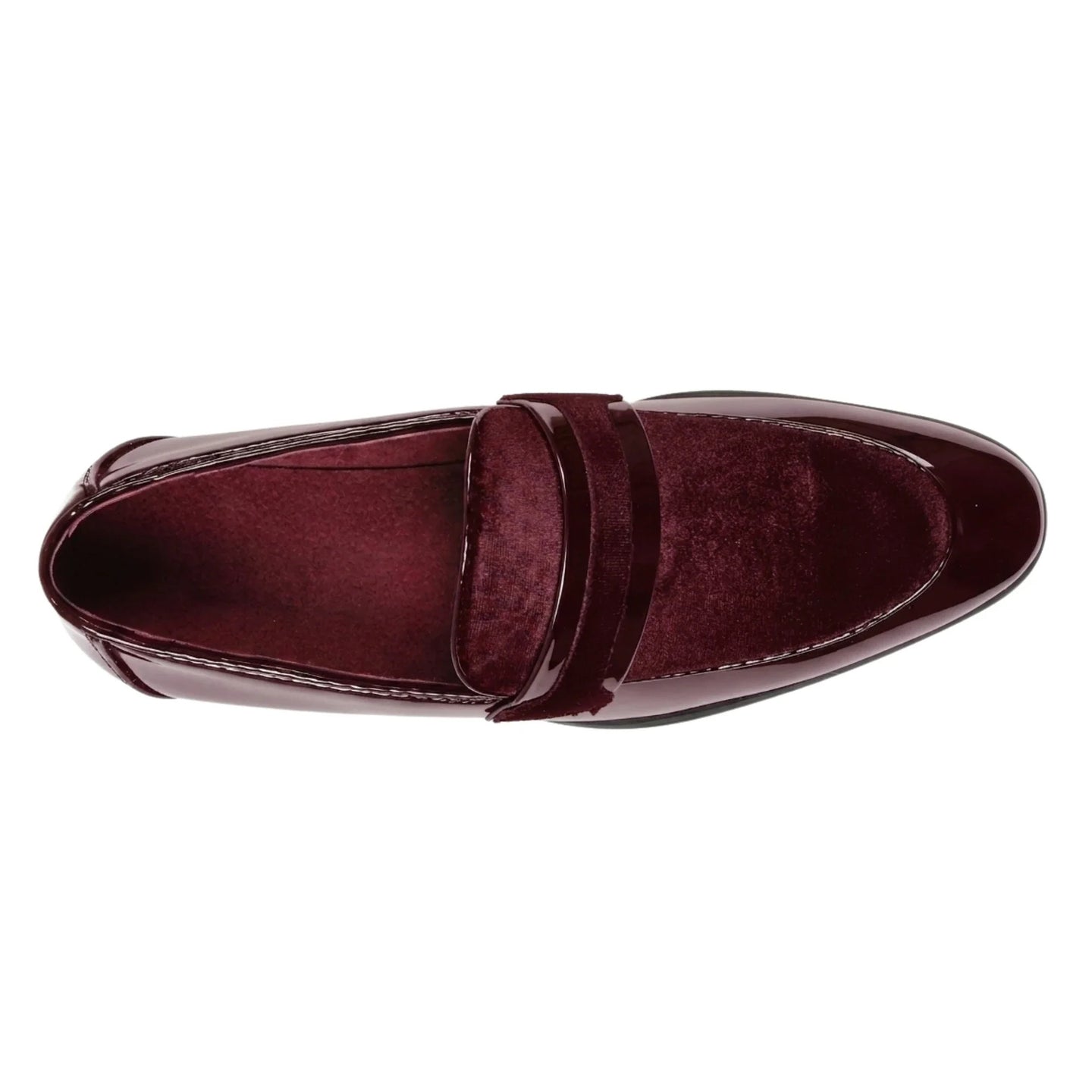 Mocassins masculinos de couro vegano com detalhes em veludo e acabamento envernizado.