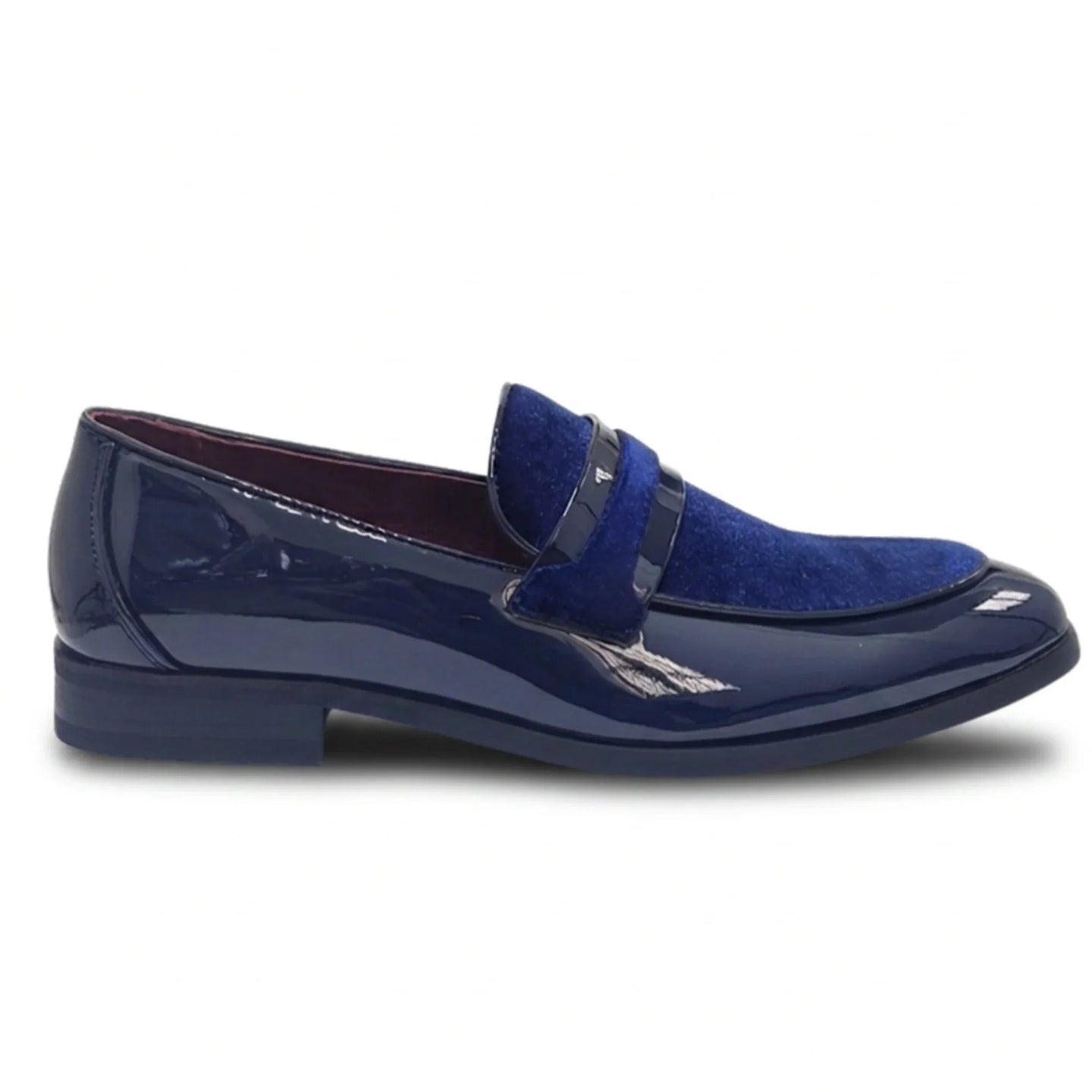 Mocassins masculinos de couro vegano com detalhes em veludo e acabamento envernizado.