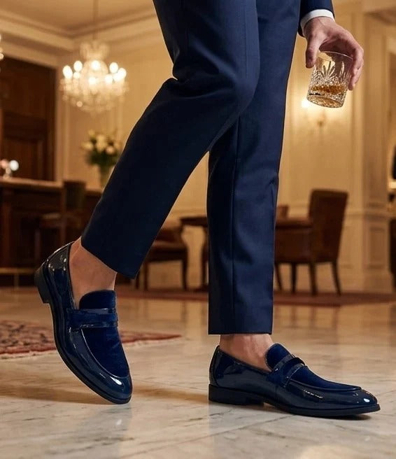 Mocassins masculinos de couro vegano com detalhes em veludo e acabamento envernizado.
