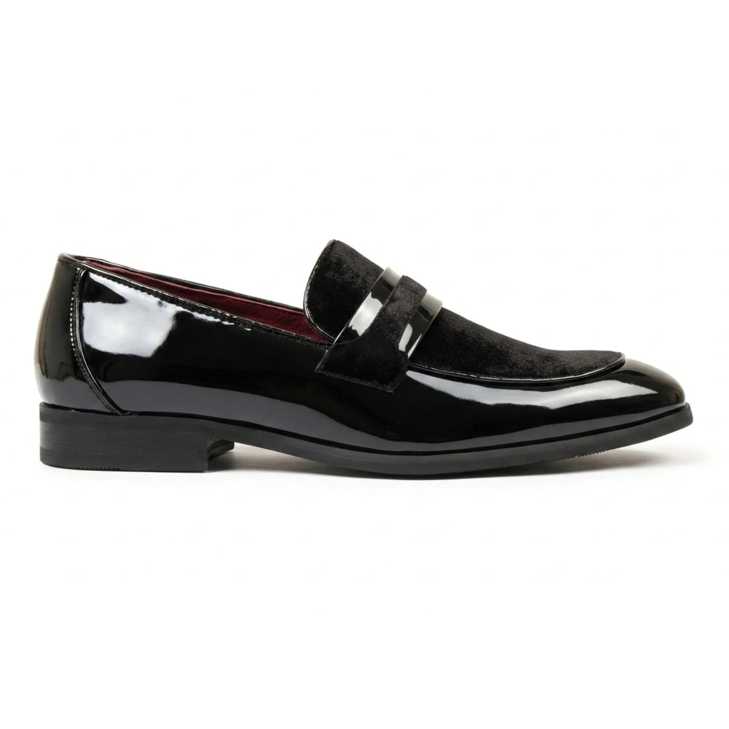 Mocassins masculinos de couro vegano com detalhes em veludo e acabamento envernizado.
