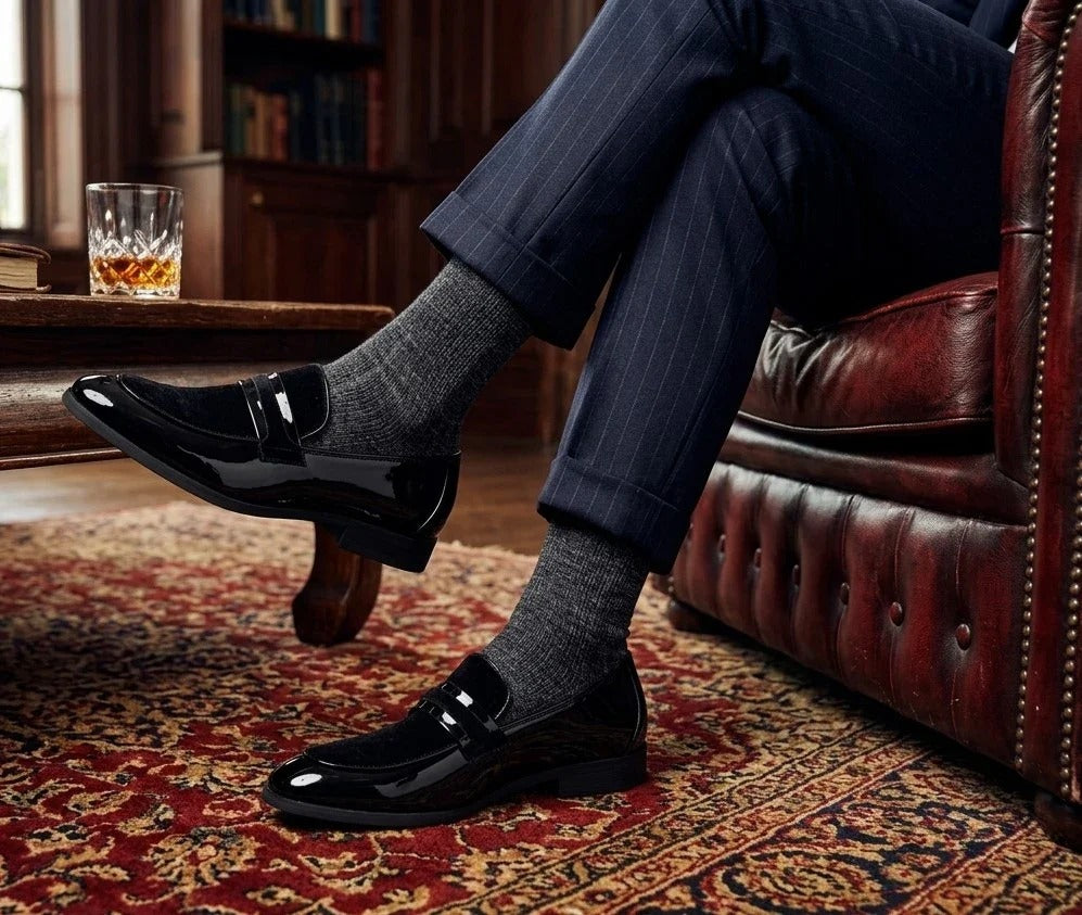 Mocassins masculinos de couro vegano com detalhes em veludo e acabamento envernizado.
