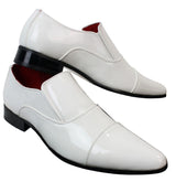 Sapatos sociais masculinos elegantes, brancos, de verniz brilhante, com forro de couro italiano.