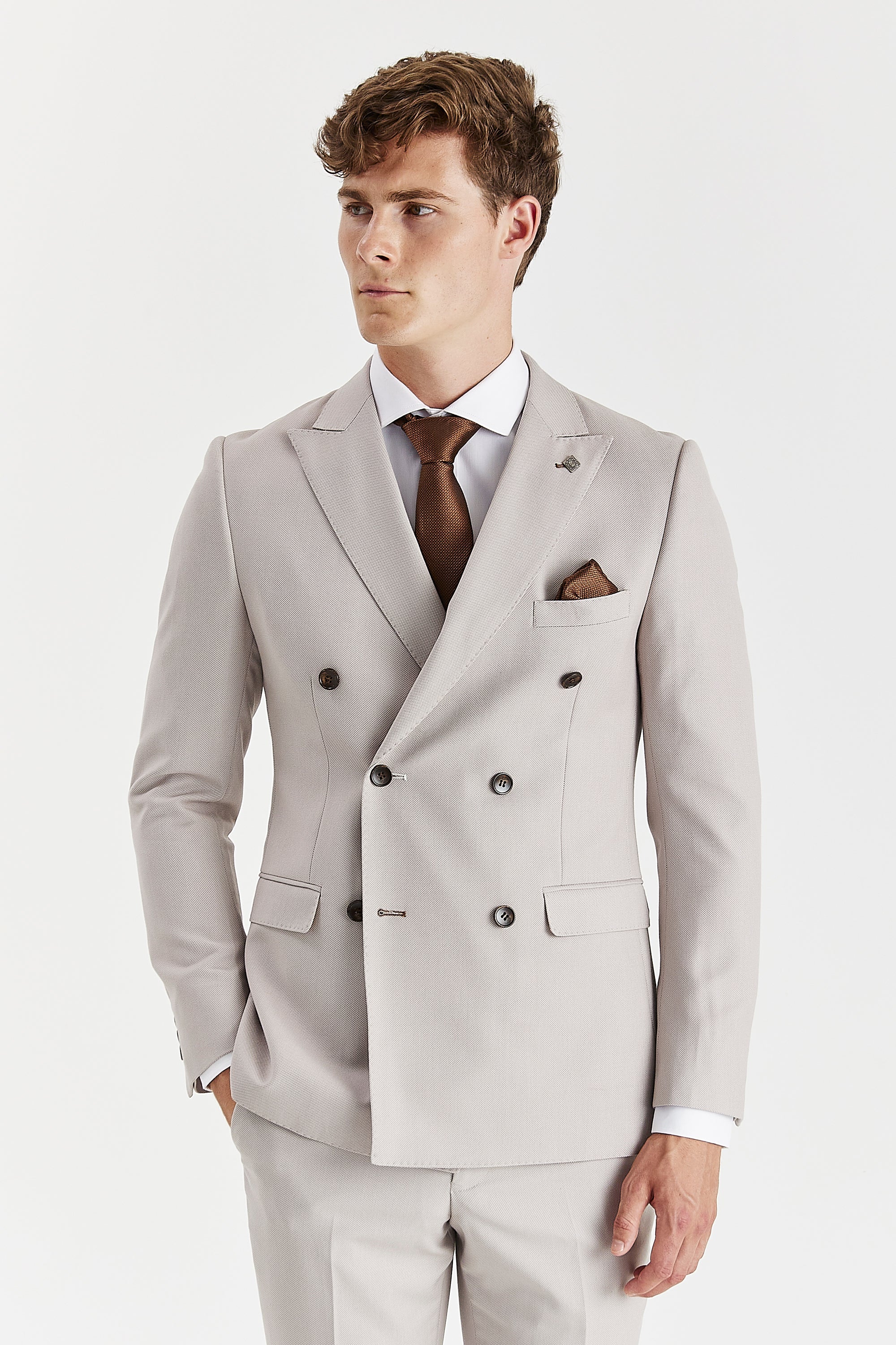Blazer masculino de abotoamento duplo em padrão olho de pássaro na cor pedra.