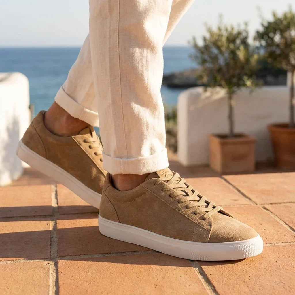 Tênis casual masculino de camurça cinza-pedra com cadarço.