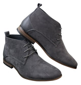 Botas masculinas de camurça estilo deserto, cano curto, nas cores vermelho, cinza, marrom e azul. Elegantes e casuais, em couro com cadarço.