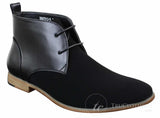 Botas Chelsea de cano curto masculinas em camurça preta com cadarço, estilo elegante e casual.