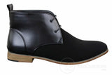 Botas Chelsea de cano curto masculinas em camurça preta com cadarço, estilo elegante e casual.