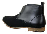 Botas Chelsea de cano curto masculinas em camurça preta com cadarço, estilo elegante e casual.