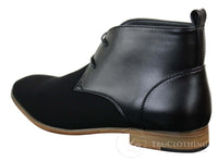 Botas Chelsea de cano curto masculinas em camurça preta com cadarço, estilo elegante e casual.