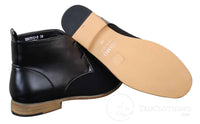 Botas Chelsea de cano curto masculinas em camurça preta com cadarço, estilo elegante e casual.