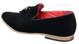 Mocassins masculinos de camurça e couro PU com detalhe de borla nas cores vermelho, cinza, azul, marrom e preto.