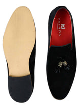 Mocassins masculinos de camurça e couro PU com detalhe de borla nas cores vermelho, cinza, azul, marrom e preto.