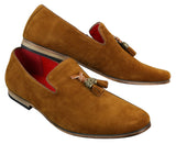 Mocassins masculinos de camurça e couro PU com detalhe de borla nas cores vermelho, cinza, azul, marrom e preto.
