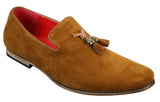 Mocassins masculinos de camurça e couro PU com detalhe de borla nas cores vermelho, cinza, azul, marrom e preto.