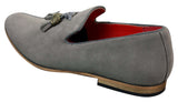 Mocassins masculinos de camurça e couro PU com detalhe de borla nas cores vermelho, cinza, azul, marrom e preto.