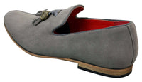 Mocassins masculinos de camurça e couro PU com detalhe de borla nas cores vermelho, cinza, azul, marrom e preto.