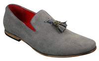 Mocassins masculinos de camurça e couro PU com detalhe de borla nas cores vermelho, cinza, azul, marrom e preto.