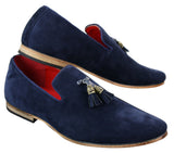 Mocassins masculinos de camurça e couro PU com detalhe de borla nas cores vermelho, cinza, azul, marrom e preto.