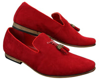 Mocassins masculinos de camurça e couro PU com detalhe de borla nas cores vermelho, cinza, azul, marrom e preto.