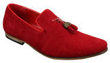 Mocassins masculinos de camurça e couro PU com detalhe de borla nas cores vermelho, cinza, azul, marrom e preto.