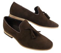 Mocassins masculinos de camurça, estilo mocassim, com detalhe de borla, forro de couro preto, confortáveis.